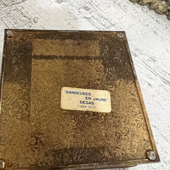 VINTAGE SILK “DANSEUSES EN JAUNE”DEGAS -BRASS VANITY BOX - Picture 7 of 9